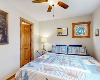 Modern Cottage; Mt Views, Wildlife, Location, Hot Tub, Ev & 420 Friendly - Estes Park - Bedroom