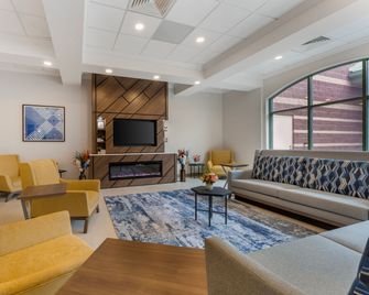 Holiday Inn Express Breezewood By IHG - Breezewood - Area lounge