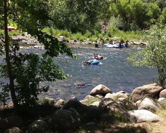 Kern Riverfront Lodge - Kernville
