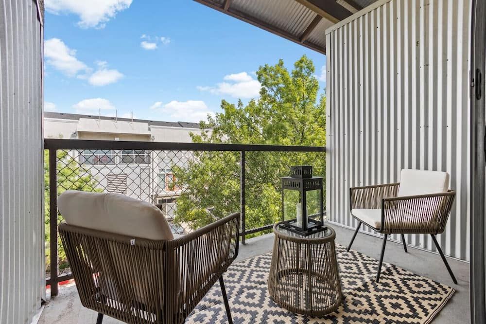 2br Modern Stay • Walk to Aa Center• Free Parking - Dallas - Balkon