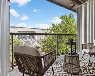 2br Modern Stay • Walk to Aa Center• Free Parking - Dallas - Balkon