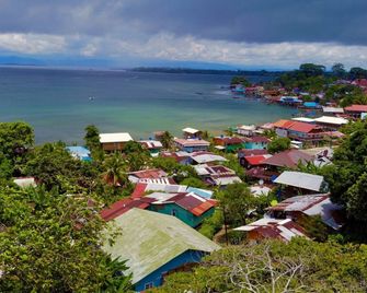 Cozy Caribbean Cabin on the path to Wizard Beach - Bastimentos - Widok na zewnątrz