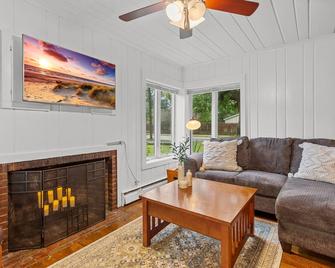Tudor Style Apartment Near Msu - East Lansing - Living room