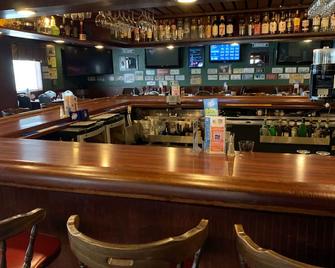 Fred's Inn Restaurant & Lodging - Norwich - Bar