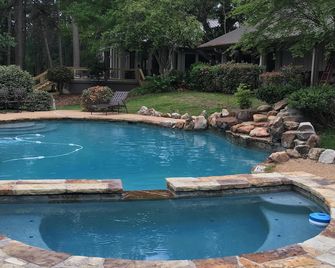 Upland Hill Lodge - East Texas lake views - Center - Pool