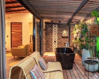 إكستيكو بيتش هوتل - Manzanillo - شرفة مرصوفة