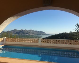 Holiday home off the usual hustle and bustle - an oasis of peace - Orba - Piscina