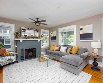 The Craftsman Uptown - Walk to Shops & Eats - Perrysburg - Living room