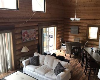 Lakefront Log Cabin - Beaver Lake Resort - Legal short term rental - Lake Cowichan - Living room