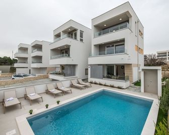 Apartments Mare B with pool - Novalja - Bể bơi