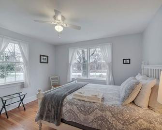 High Street | Walk to Everything Crozet | Pet-Friendly - Crozet - Bedroom