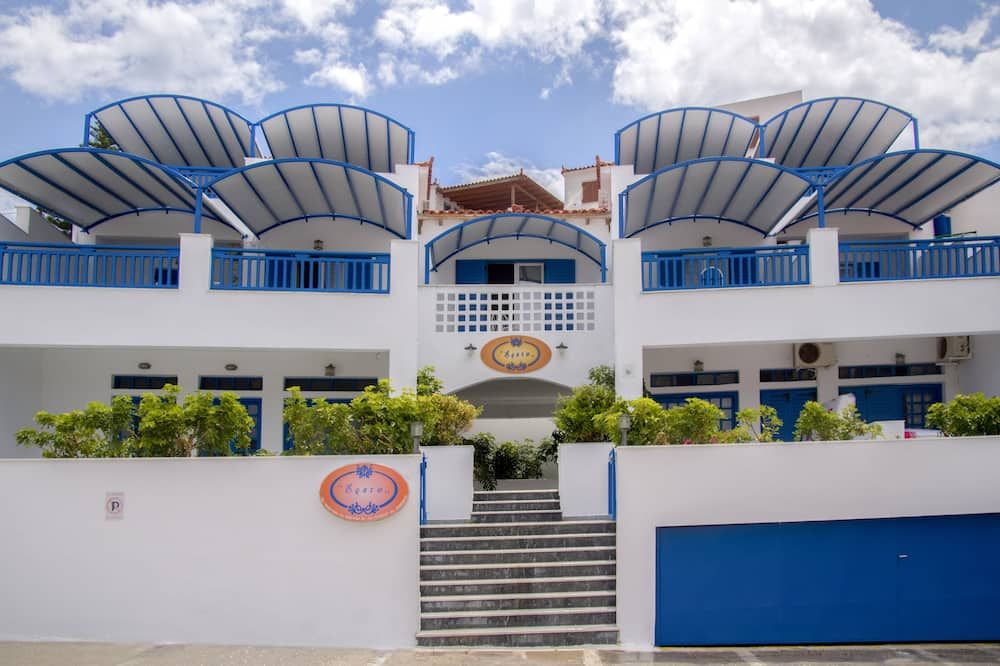 Erato Apartments - Batsi - Gebouw