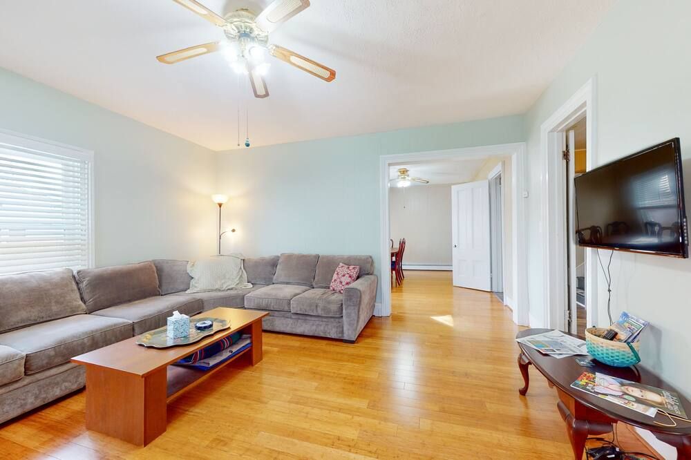 Dog-friendly home with washer/dryer, outdoor dining & grill - walk to town - Penn Yan - Huiskamer