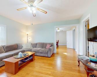 Dog-friendly home with washer/dryer, outdoor dining & grill - walk to town - Penn Yan - Living room