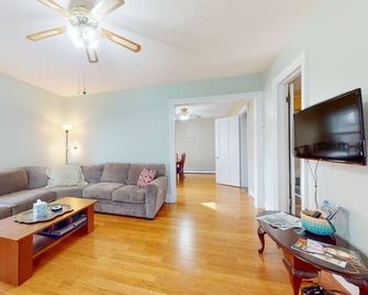 Dog-friendly home with washer/dryer, outdoor dining & grill - walk to town - Penn Yan - Huiskamer