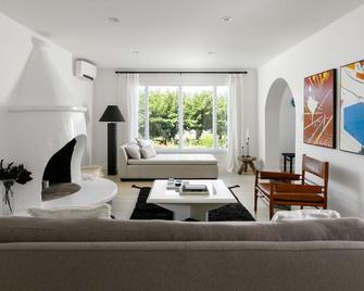 Spacious house in a Naramta cherry orchard - 4 bedroom Spanish style villa - Naramata - Living room