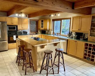 Ainslie Cove: Waterfront Family Vacation Home On Pender Island, Bc - Pender Island - Kitchen