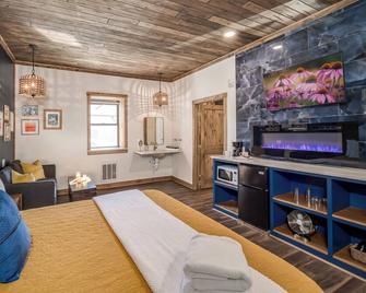 Event-Approved | Sleeps 14 | 6 Private Hotel Suites - Prescott - Habitación
