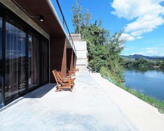 The River Life Resort - Ban Kaeng Raboet - Balkon