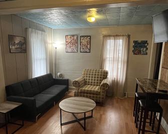 #7 Cultural Center Apartment Downtown Flint - Flint - Living room