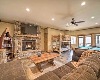 Franklin Cabin with Hot Tub and Pool Table! - Franklin - Living room