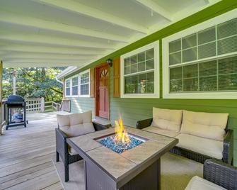 Fun Pet-Friendly Highlands Retreat with Fenced Yard! - Highlands - Patio