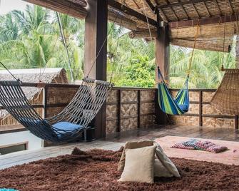 Footprints Homestay - Hostel - Adults Only - General Luna - Patio