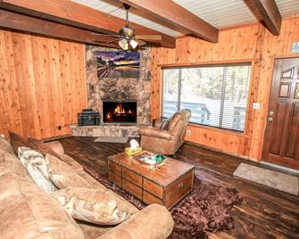 Village Hideaway - Perfectly cozy cabin with a beautiful location, walking distance to everything! - Big Bear Lake - Living room