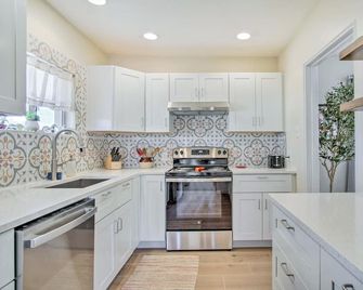 Centrally Located Tucson Home ~ 5 Mi to Dtwn! - Tucson - Kuchnia