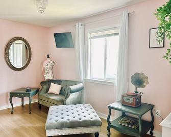 Audrey - Salem - Living room