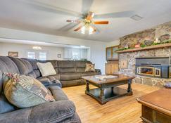 Searcy Vacation Rental Home Near Little Red River - Searcy - Wohnzimmer