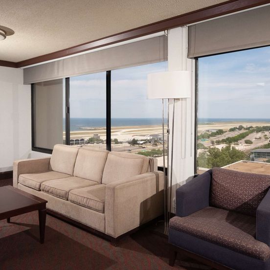 Living room view of DoubleTree by Hilton Hotel Cleveland Downtown - Lakeside