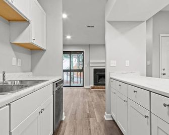 Fully renovated and Spacious 2-bedroom and 1 bathroom apartment. - Huntsville - Kitchen