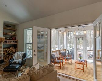 Lake Effect Lodge 3 Minutes From Laketown Beach! - Holland - Wohnzimmer