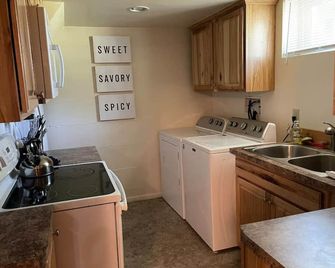 1 block from UW; centrally located in Laramie - Laramie - Kitchen