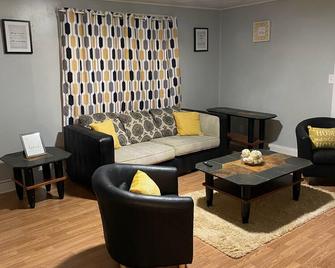 Hidden Gem In The Heart Of Emporia - Emporia - Living room