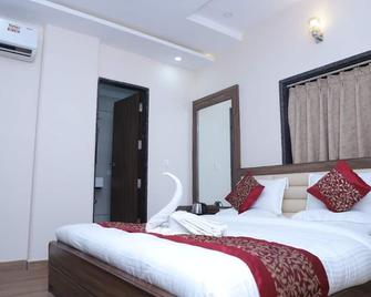 Golden Palace - Gwalior - Bedroom