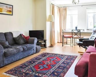 2 bedroom accommodation in Leatherhead, near Surrey - Leatherhead - Living room