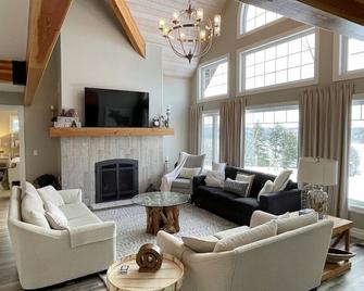 Luxury Lakefront: Captivating Vistas on Jack Lake - Apsley - Living room