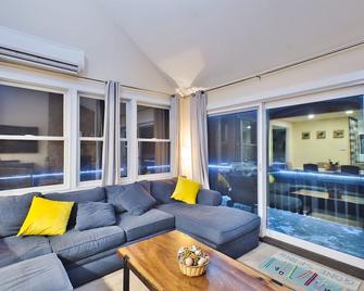 Fun Family Townhouse With Game Room, Ski On/Off - Tannersville - Sala de estar