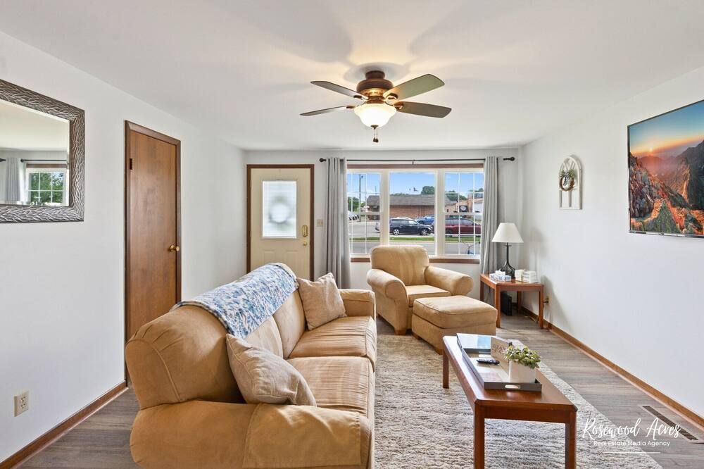 Cozy 2 bedroom home steps from ONU W/ King bed & fenced in back yard. - Bourbonnais - Obývací pokoj