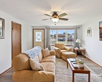 Cozy 2 bedroom home steps from ONU W/ King bed & fenced in back yard. - Bourbonnais - Living room