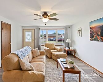 Cozy 2 bedroom home steps from ONU W/ King bed & fenced in back yard. - Bourbonnais - Obývací pokoj