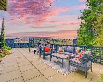 'the Fremont Lookout' W/ Deck & Gourmet Kitchen! 2 Bedroom Apts by RedAwning - Seattle - Balkon