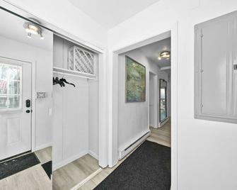 Black Bear At Heron Hill Retreat Hot Tub On Lake! - Streetsboro - Hallway