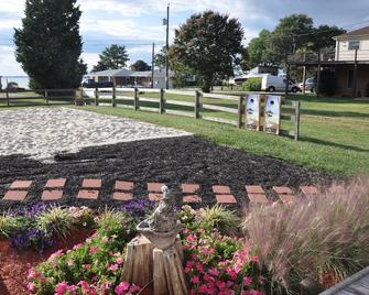 Waterview with Beach Volleyball! Walk to Marina & Kentmorr Beach Bar and Grill. - Stevensville - Vista del exterior