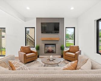 Modern 4 Bed/3.5 Bath Farmhouse Steps to Downtown CF! - Cedar Falls - Living room