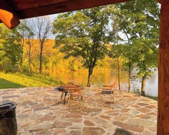 Lake Cabin in Wildlife Preserve - Stilwell - Patio