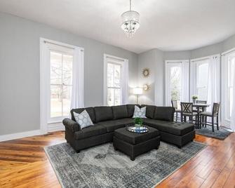 Man O'War @ The HoM/KY Horse Park 11min/Ark 30min/Walk to Georgetown College - Georgetown - Living room