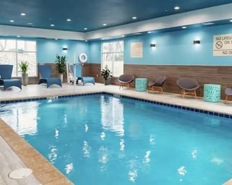 Hampton Inn by Hilton Evergreen - Evergreen - Piscina